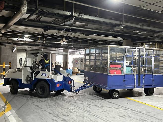 활주로로 이동을 마친 터그카의 모습. (이스타항공 제공)