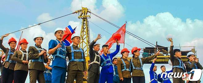 (평양 노동신문=뉴스1) = 북한 노동당 기관지 노동신문은 23일 "서포지구 새 거리 건설 착공식으로부터 7개월이 가까워지고 있다"면서 "전체 청년 건설자들의 헌신적인 노력투쟁에 의해 마침내 서포지구 새 거리가 자기의 웅장한 실체를 확연히 드러냈다"라고 전했다. [국내에서만 사용가능. 재배포 금지. DB 금지. For Use Only in the Republic of Korea. Redistribution Prohibited] rodongphoto@news1.kr