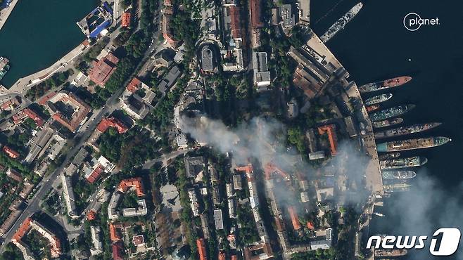 22일(현지시간) 러시아가 점령 중인 크름반도 세바스토폴에서 우크라이나의 공습으로 러시아 해군 부대에서 연기가 피어오르고 있다. 20233.09.22/ ⓒ 로이터=뉴스1 ⓒ News1 권진영 기자