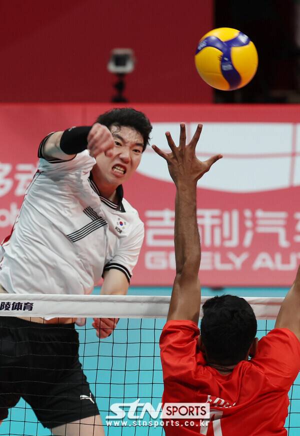 20일 중국 항저우 린핑 스타디움에서 열린 2022 항저우 아시안게임 남자 배구 조별리그 C조 1차전 대한민국 대 인도 경기, 한국 허수봉이 스파이크를 하고 있다. 사진┃뉴시스