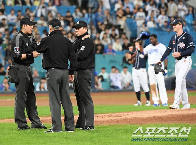 21일 대구 삼성라이온즈파크에서 열린 두산-삼성전. 2회말 무사 1루 이재현 타석, 피렐라가 2루 도루 아웃됐지만 이재현의 사구 판정에 대해 심판들이 상의하고 있다. 대구=정재근 기자 cjg@sportschosun.com/2023.9.21/