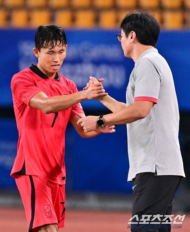 19일 오후 중국 진화스타디움에서 열린 항저우아시아게임 남자축구 조별예선 1차전 대한민국과 쿠웨이트의 경기. 후반 교체되며 황선홍 감독과 인사를 나누는 정우영. 진화(중국)=송정헌 기자songs@sportschosun.com/2023.09.19/
