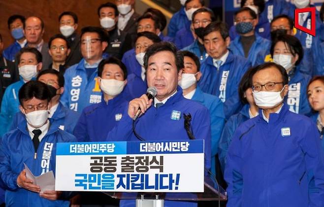 제21대 국회의원선거 공식 선거운동이 시작된 2020년 4월2일 서울 여의도 국회에서 열린 '더불어민주당-더불어시민당 21대 총선 중앙선대위 합동 출정식'에 참석한 이낙연 더불어민주당 상임선거대책위원장이 발언 하고 있다./강진형 기자aymsdream@