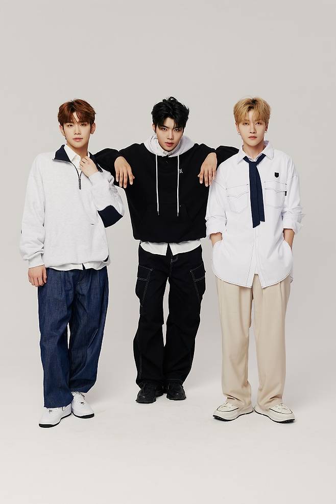 사진: 로맨틱크라운 ‘ZEROBASEONE’ 23FW