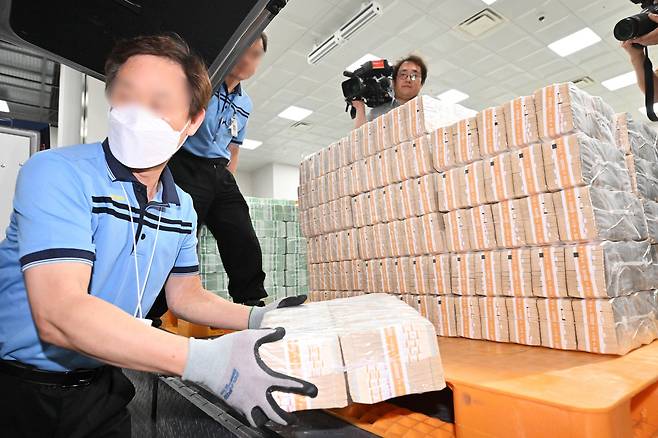 추석을 앞둔 지난 19일 서울 중구 한국은행 화폐수납장에서 관계자들이 추석 화폐 공급을 하고 있다. /뉴시스
