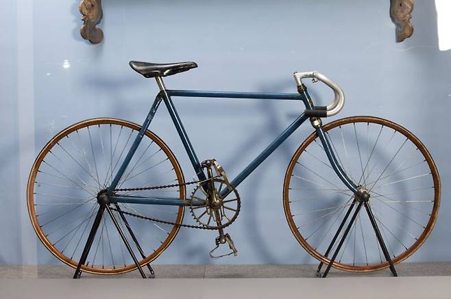 2010년 국가등록문화재로 지정된 엄복동 자전거. 1910년대 만든 영국산이다.