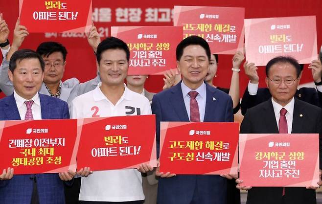 김기현 국민의힘 대표가 지난 21일 서울 강서구 곰달래 문화복지센터에서 현장최고위원회의에 앞서 김태우 강서구청장 후보와 퍼포먼스를 하고 있다. ⓒ뉴시스