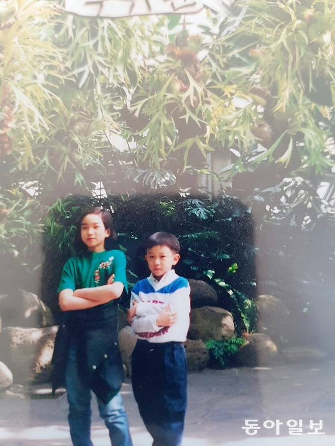 [나의 옛날이야기] ‘요즘 (젊은) 것들’은  연재 글마다 청년들이 직접 고른 옛 사진들을 싣고자 합니다. 자신의 얘기를 들려주며 그 시절을 들춰보는 ‘코너 속의 코너’입니다. 최하리 씨가 보내준 두 번째 사진은 인천에서 장난꾸러기로 살던 초등학교 시절 동생과 찍은 것이라고 합니다. 야무진 표정이 눈에 띄는 하리 씨는 중학교 때 따돌림을 당하기도 했지만, 꿋꿋이 이겨내고 고등학교 때는 학생회장도 지냈다고 하네요.  사진제공 최하리 성우