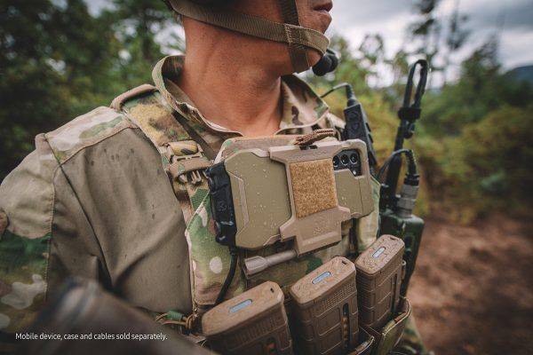 삼성전자가 출시한 전술형 스마트폰 ‘택티컬 에디션’을 착용예시 모습. 삼성전자 제공