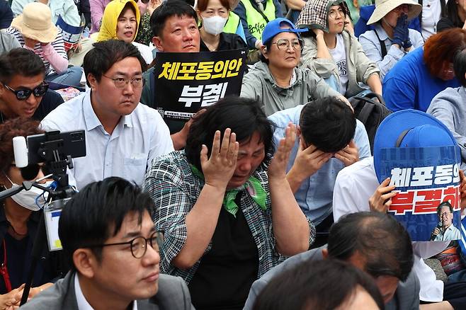 21일 이재명 더불어민주당 대표 체포동의안이 가결된 직후 서울 영등포구 국회 앞에서 그의 지지자들이 참담한 표정을 짓고 있다. 연합뉴스