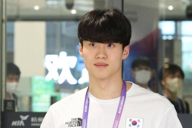 한국 수영의 간판 황선우가 21일 중국 항저우 샤오산 국제공항을 통해 결전지에 입성하고 있다. 항저우=뉴스1