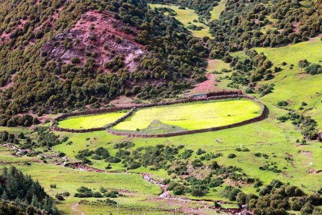 망캉 부근 국도에서 본 민가. 앞마다에 하트 모양의 울타리가 둘려져 있다. ⓒ최종명