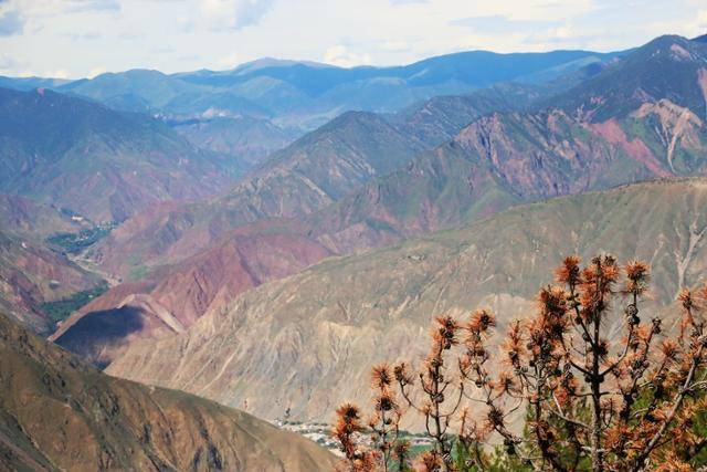 줴바산 고개에서 바라본 웅장한 협곡과 산악 풍광. ⓒ최종명