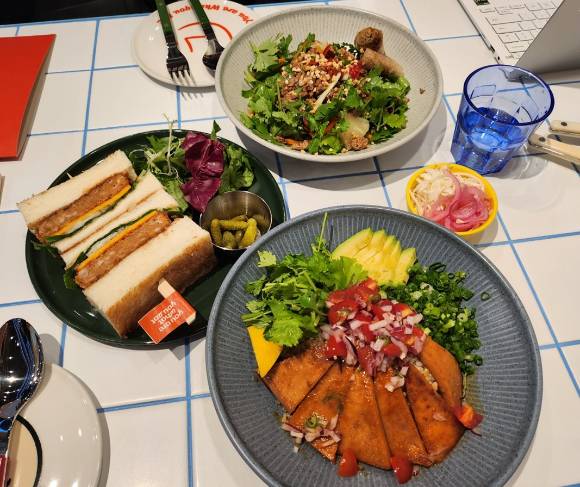 '유아왓유잇'에서 판매하는 메뉴들. 위에서부터 아래로 분짜 짜조 채소 트리오, 멘치카츠 샌드위치, 아보카도 햄 포케 볼. [사진=전다윗 기자]