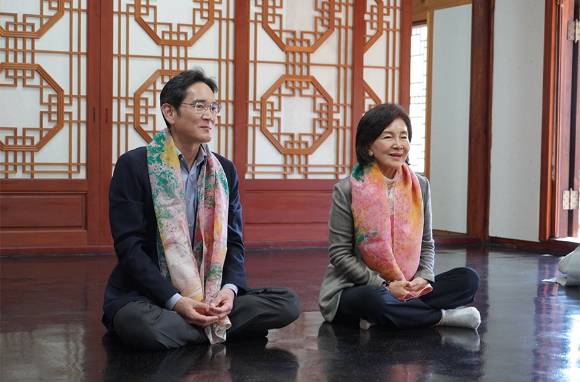 경남 양산 통도사에 방문한 이재용 삼성전자 회장과 홍라희 전 리움미술관장 모습. [사진=통도사]