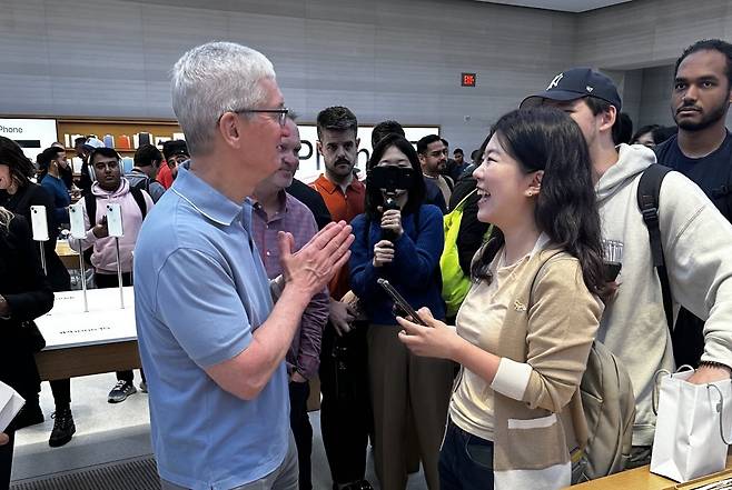 갤럭시를 사용하고 있다는 기자에게 "아이폰을 구매해서 기쁘다, 환영한다"고 말하는 팀 쿡 CEO