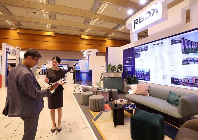 한경 집코노미 박람회 2023 행사가 22일 서울 삼성동 코엑스에서 개막했다. 박람회 내 부동산 디벨로퍼인 RBDK 홍보 부스에서 관람객들이 부스에서 상담을 받고 있다.  /최혁 기자