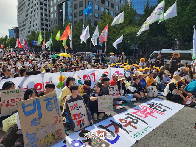 서울 중구 시청 부근에서 23일 열린 ‘923기후정의행진’에 참석한 전북 무주 푸른꿈고등학교 학생들이 기후위기에 대한 어른들의 책임을 묻는 손팻말들을 들고 앉아 있다. 김기범기자