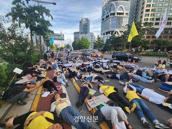 23일 서울 중학동 주한 일본대사관 앞에서 923기후정의행진 참가자들이 ‘다이 인 퍼포먼스’를 벌이고 있다. 김기범기자