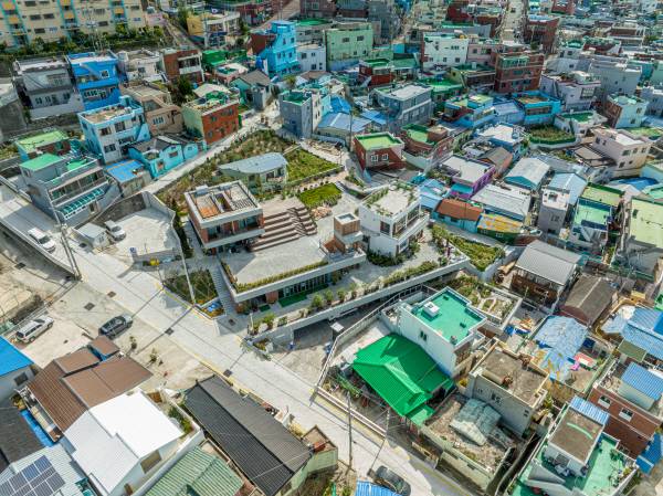 2023 부산다운 건축상 대상으로 선정된 영도구 봉산마을 소재 ‘베리베리굿 봉산센터’ 각 층의 옥상이 다음 층의 마당이 되도록 설계해 봉산마을의 오르막길 특성을 오히려 이용했다. 사진=플로건축사사무소 / 촬영=타별