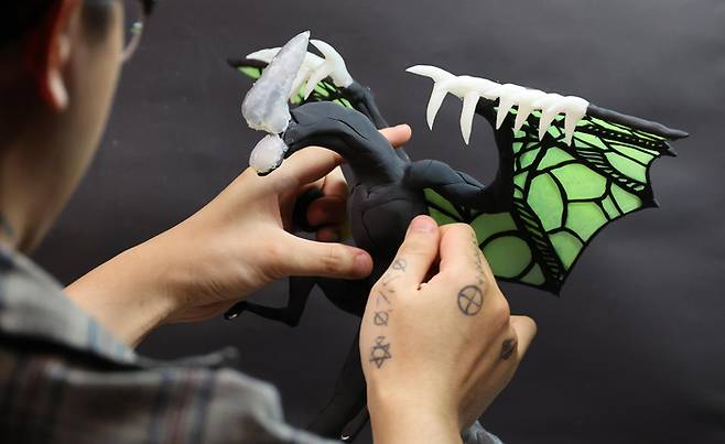 클레이로 피규어 작업을 하고 있는 ‘체셔교수’