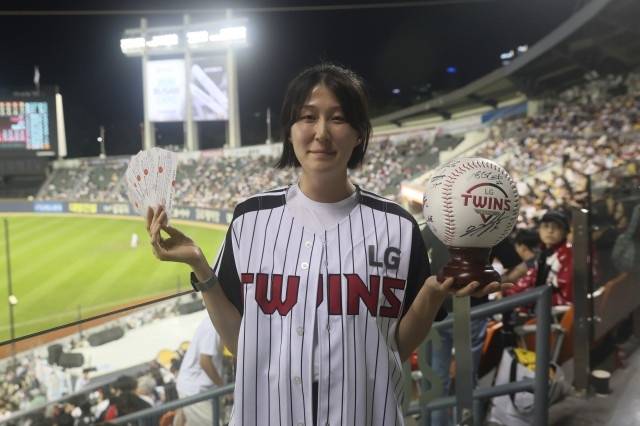 100만 번째 팬이었던 이혜진씨. 사진=LG 제공