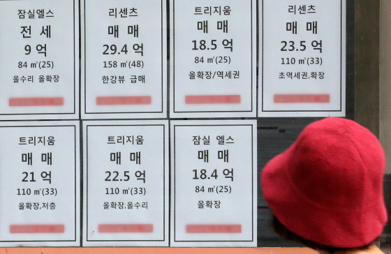 23일 부동산 정보제공 업체 '부동산R114'에 따르면 이달 셋째주(22일 기준) 추석 연휴를 앞두고 서울 아파트 매매가 상승폭이 확대된 것으로 드러났다. 재건축 단지 위주로 매매가 오름세가 이어지는 가운데 구 단위 기준 하락 지역은 한 곳도 없었다. 공급대책과 연휴가 겹치며 오는 10월 1~2주 가격 움직임에 이목이 집중되는 상황이다./사진=뉴스1