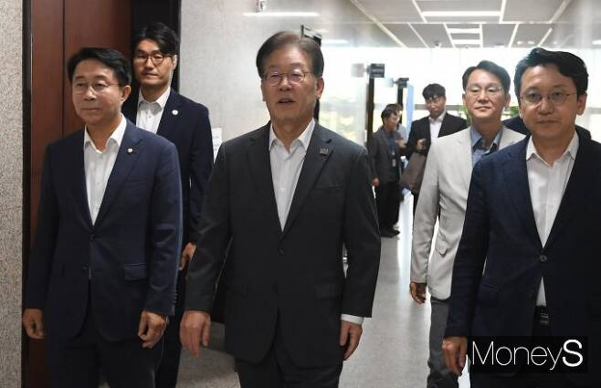 이재명 더불어민주당 대표가 지난 12일 오전 서울 여의도 국회 당대표실에서 나와 수원지방검찰청에서 열리는'쌍방울그룹 대북송금' 관련 조사를 받기 위해 이동하고 있다. / 사진=장동규 기자