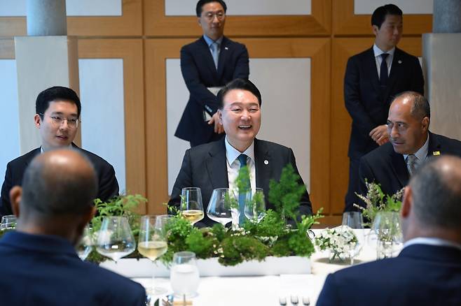 미국을 방문 중인 윤석열 대통령이 22일(현지시간) 뉴욕에서 태평양도서국 그룹 정상들과 오찬을 함께하며 대화하고 있다. [연합]