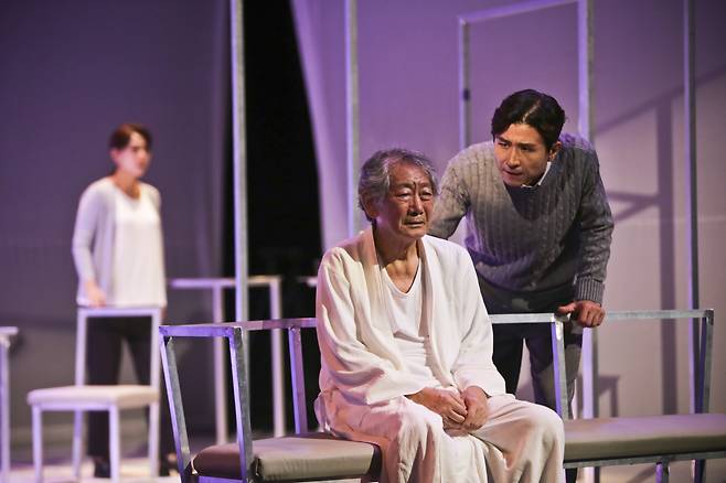 ‘연극인 가족’인 전무송(82)· 전현아(52)가 20년 만에 ‘부녀’로 다시 만났다. ‘더 파더(THE FATHER)’는 치매로 기억을 지워가는 아버지 ‘앙드레’와 그를 돌보는 딸 ‘안느’의 이야기를 담는다. [스튜디오반 제공]