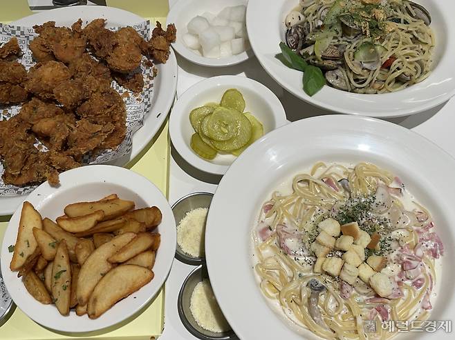 조리로봇들이 만든 치킨, 파스타 등 메뉴들의 모습. 전새날 기자