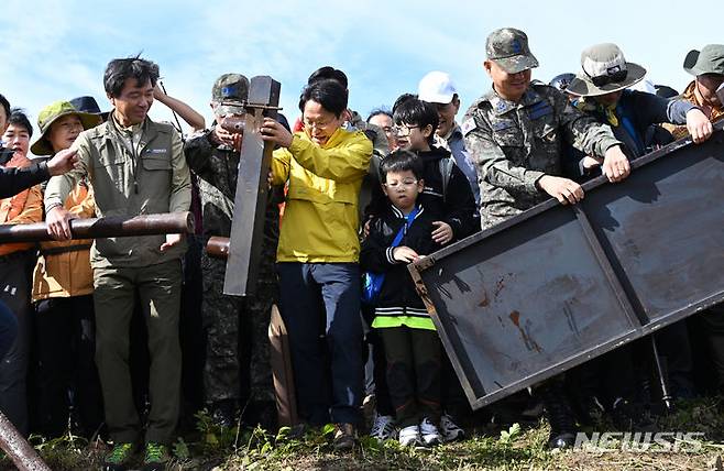 [광주=뉴시스] 김혜인 기자 = 무등산 정상부 상시개방 첫날인 23 일 오전 광주 무등산국립공원에서 서석대에서 인왕봉을 향하는 통제 울타리가 제거되고 있다. 천왕봉, 지왕봉, 인왕봉이 위치한 무등산 정상부는 1966년 군부대 주둔으로 출입이 통제됐다가 이날부터 상시개방을 시작했다. 2023.09.23. hyein0342@newsis.com
