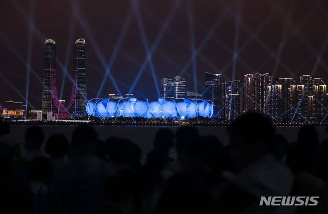 [항저우=뉴시스] 정병혁 기자 = 2022 항저우 아시안게임 개막식이 열린 23일 중국 항저우 올림픽 스포츠센터 스타디움 일대에 개막을 알리는 화려한 라이트쇼가 펼쳐지고 있다. 2023.09.23. jhope@newsis.com
