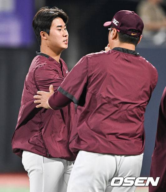 키움 장재영이 홍원기 감독과 하이파이브를 하고 있다. /OSEN DB