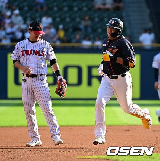 [OSEN=잠실, 지형준 기자] 23일 오후 서울 잠실야구장에서 ‘2023 신한은행 SOL KBO리그’ LG 트윈스와 한화 이글스의 경기가 열렸다.1회초 2사에서 한화 채은성이 선제 솔로포를 날리고 그라운드를 돌고 있다. 2023.09.23 /jpnews@osen.co.kr