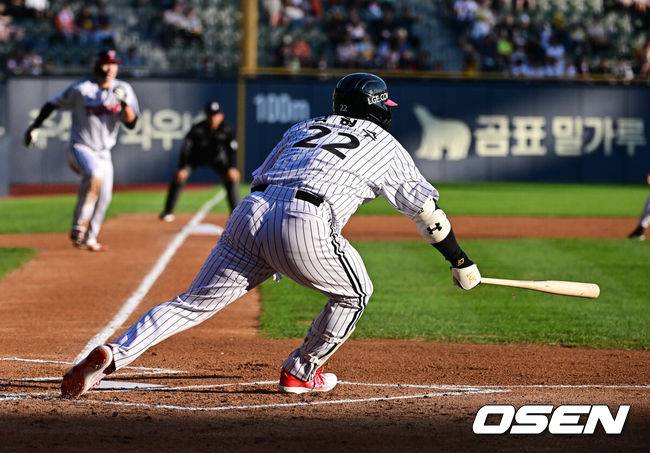 [OSEN=잠실, 지형준 기자] 23일 오후 서울 잠실야구장에서 ‘2023 신한은행 SOL KBO리그’ LG 트윈스와 한화 이글스의 경기가 열렸다.1회말 1사 3루에서 LG 김현수가 동점 적시타를 날리고 있다. 2023.09.23 /jpnews@osen.co.kr