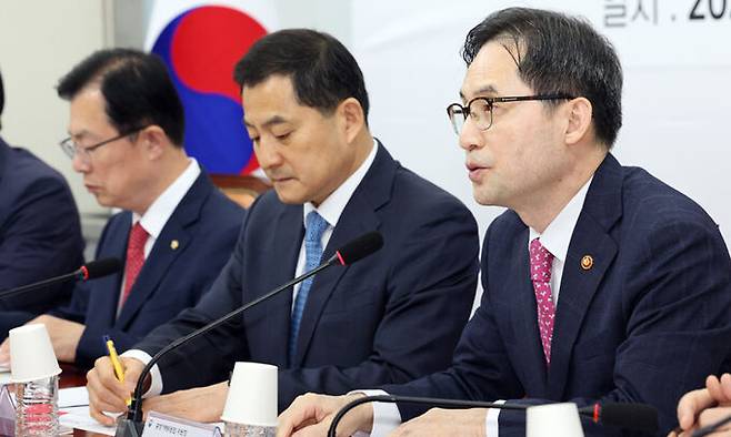 한기정 공정거래위원장이 22일 서울 여의도 국회에서 열린 가맹점주 피해 방지 및 보호를 위한 가맹사업 필수품목 제도 개선 민·당·정협의회에서 모두발언을 하고 있다. 뉴스1