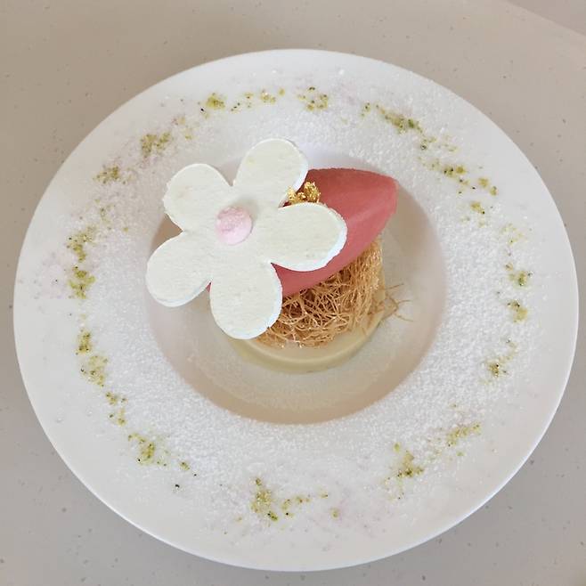 화이트초콜릿 파나코타와 필로 페이스트리.