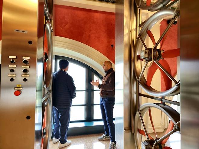 달 포르노 로마노 현대적인 아마로네 건조시설.