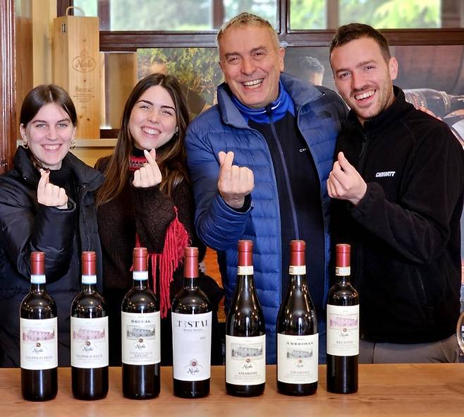 오른쪽부터 안젤로, 쥬세페, 소피아 니콜리스.