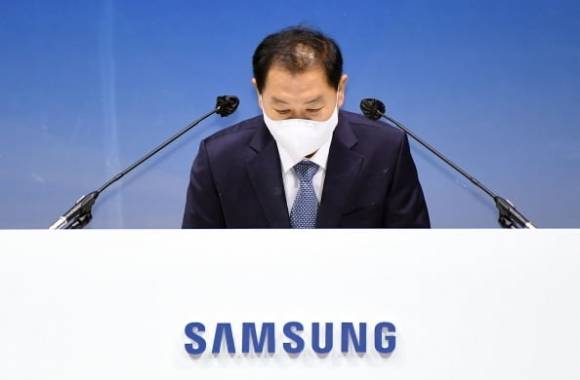 지난해 3월 정기 주주총회에서 고개 숙여 인사하고 있는 한종희 삼성전자 부회장. 삼성전자 제공