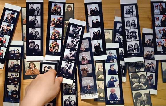 서울 종로구 인사동의 한 무인 스튜디오에 스티커 사진이 전시돼 있다. 박지환 기자