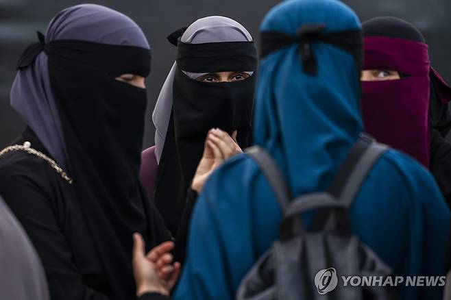 니캅 착용 여성 [EPA 연합뉴스 자료 사진. 재판매 및 DB 금지]