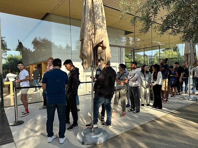 "아이폰15 시리즈 사러 왔어요" (쿠퍼티노[미 캘리포니아주]=연합뉴스) 김태종 특파원 = 아이폰15 시리즈가 출시된 22일(현지시간) 애플 본사가 있는 미 캘리포니아주 쿠퍼티노 애플 파크 매장에는 오전 일찍부터 아이폰15를 구매하려는 사람들이 길게 줄지어 서 있다. 2023. 9. 22. taejong75@yna.co.kr