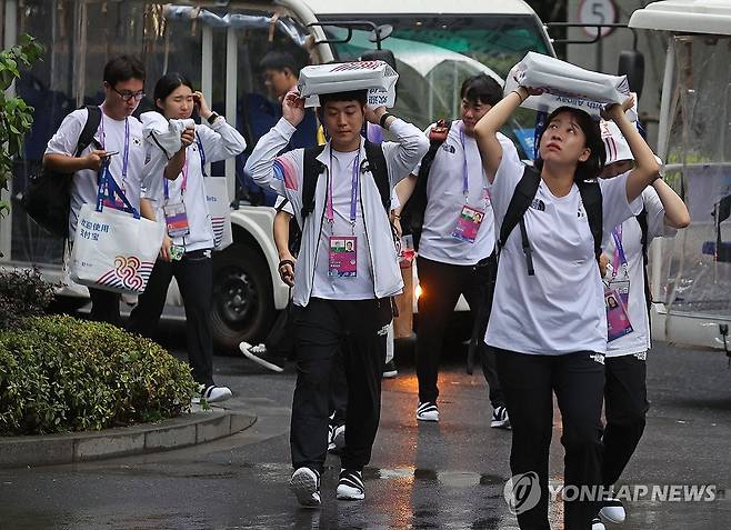 한국 아시안게임 선수단, 비 뚫고 항저우 도착 (항저우=연합뉴스) 류영석 기자 = 2022 항저우 아시안게임에 출전하는 대한민국 선수단 본진이 20일 오후 중국 항저우시 아시안게임 선수촌에 들어서고 있다. 2023.9.20 ondol@yna.co.kr