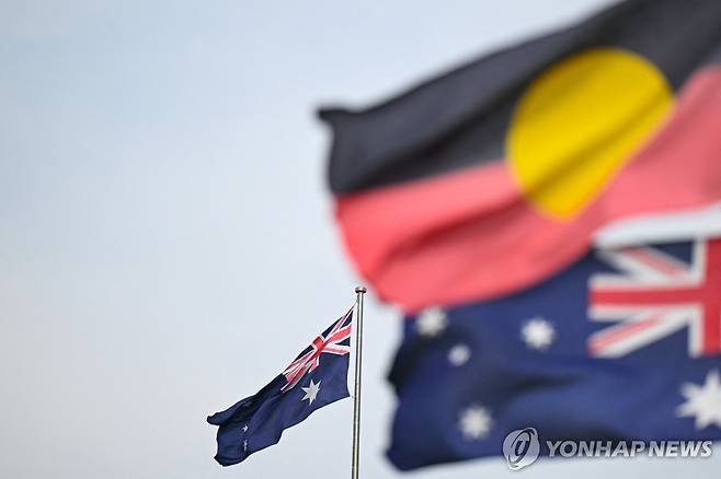 호주 국기와 호주 원주민 깃발  (AAP=연합뉴스)
