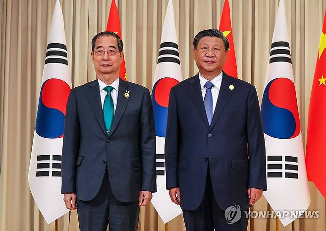 시진핑 중국 국가 주석과 만난 한덕수 국무총리 (서울=연합뉴스) 황광모 기자 = 제19회 아시안게임 개막식 참석을 위해 중국을 방문한 한덕수 국무총리가 23일 오후(현지시간) 중국 항저우 저장성 항저우 시후 국빈관에서 시진핑 중국 국가 주석을 만나 기념 촬영하고 있다. 2023.9.23 
    [국무총리실 제공. 재판매 및 DB 금지] hkmpooh@yna.c
o.kr