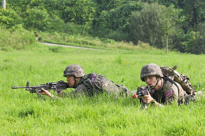 지난 7월 20일 정전협정·한미동맹 70주년을 맞아 동반훈련 중인 한미 ROTC 후보생들이 충북 괴산 육군학생군사학교에서 분대공격 훈련하고 있다. (사진=육군)