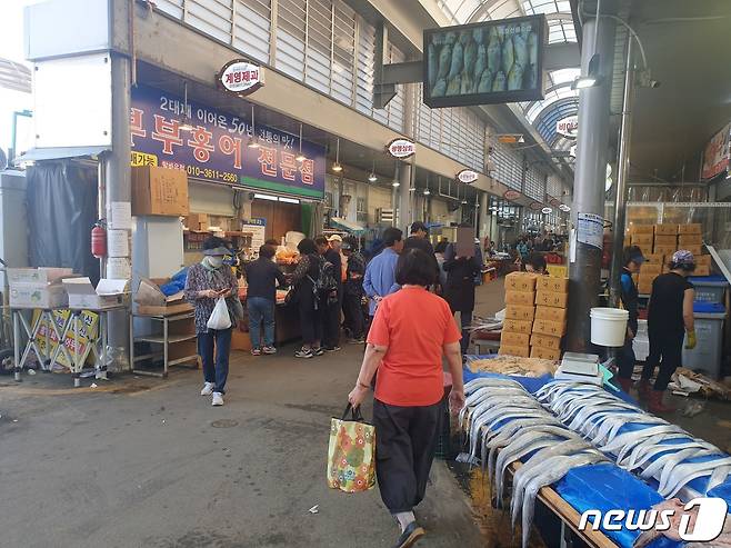 24일 오전 9시쯤 광주 북구 말바우시장에 추석 명절 음식을 준비하기 위한 손님들의 발길이 이어지고 있다. 2023.9.24/뉴스1 ⓒ News1 전원 기자
