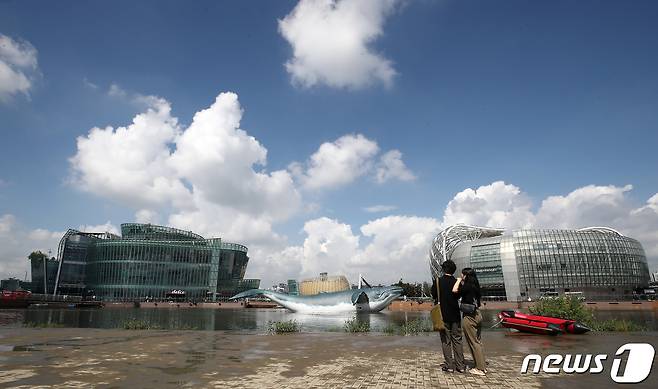 18일 서울 반포한강시민공원을 찾은 시민들이 세빛섬 앞에 설치된 고래 조형물 사진을 찍고 있다. 2023.9.18/뉴스1 ⓒ News1 박세연 기자